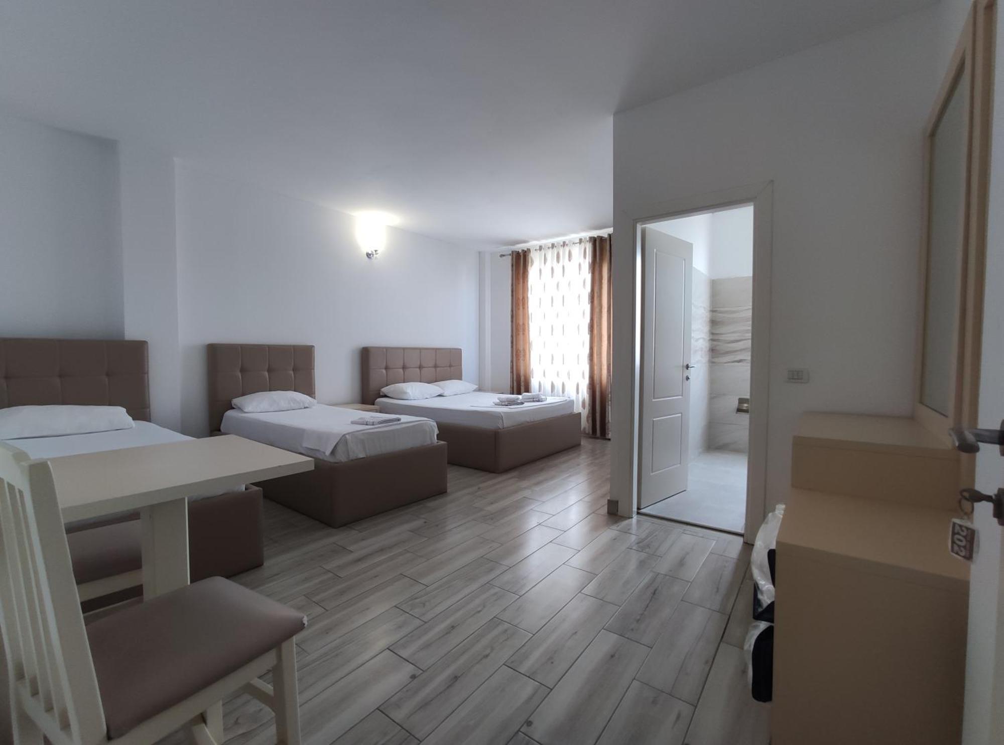 Hotel Restaurant Univers Шкодер Экстерьер фото